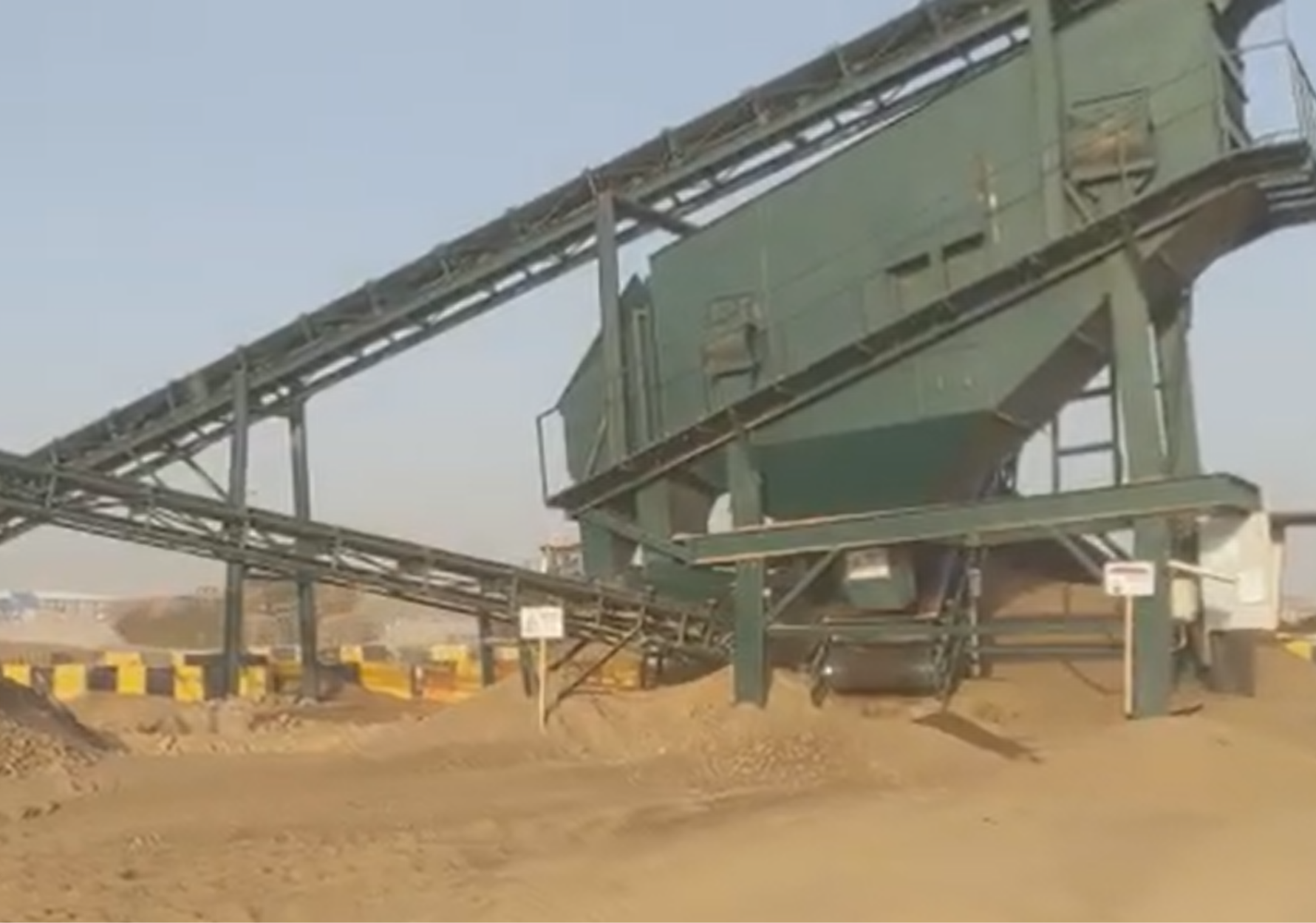 Stationary Four Deck Screening Unit — Dry Oil-Contaminated Material Processing Image