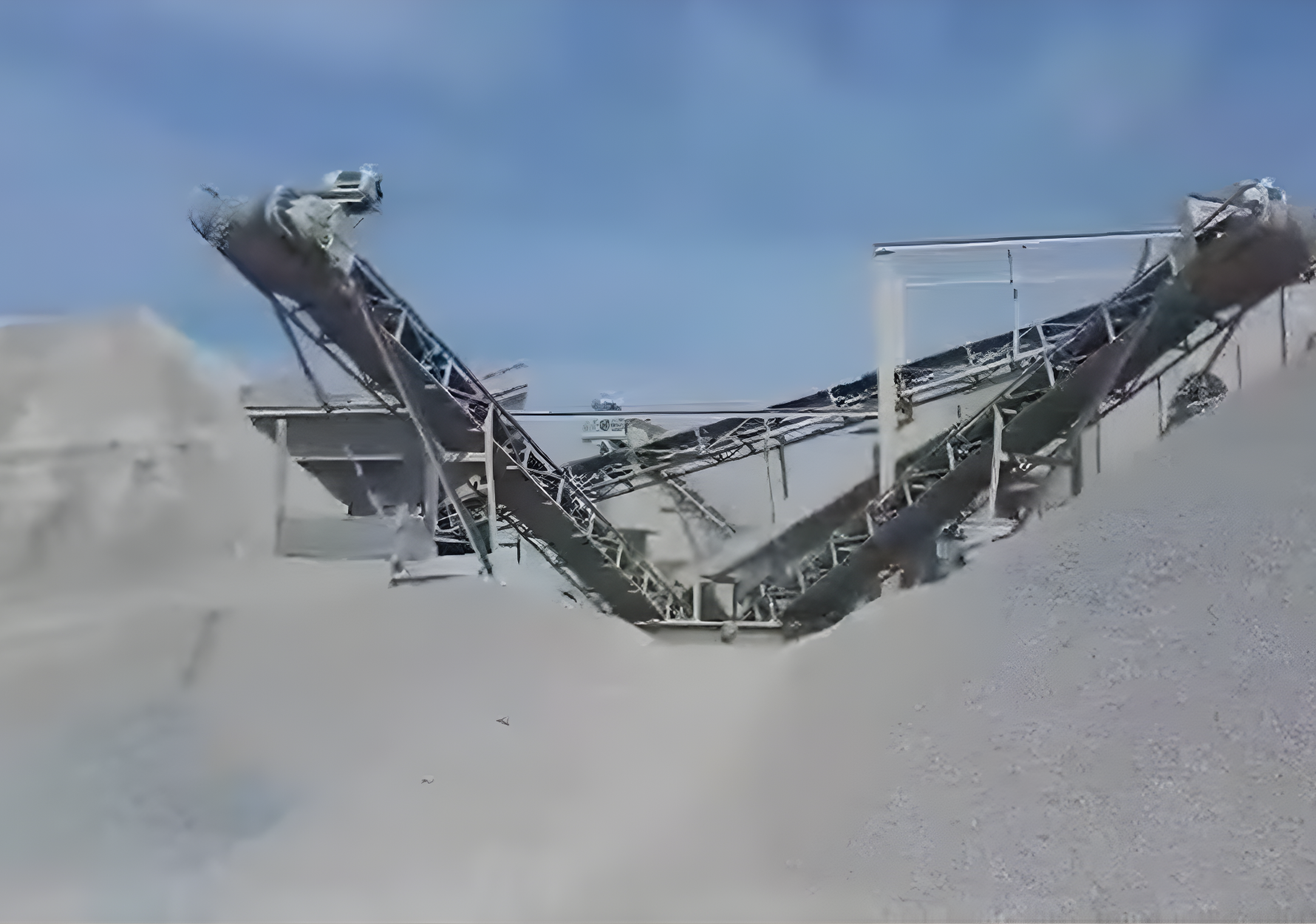 Four Deck Mobile Screening Unit in Operation — High-Capacity Material Separation Image