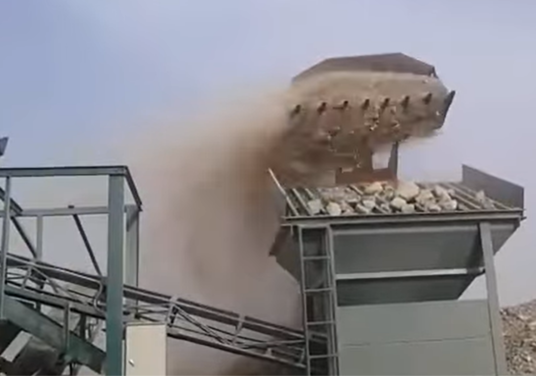 Vibrating Screen Equipment — Operation & Material Separation Image