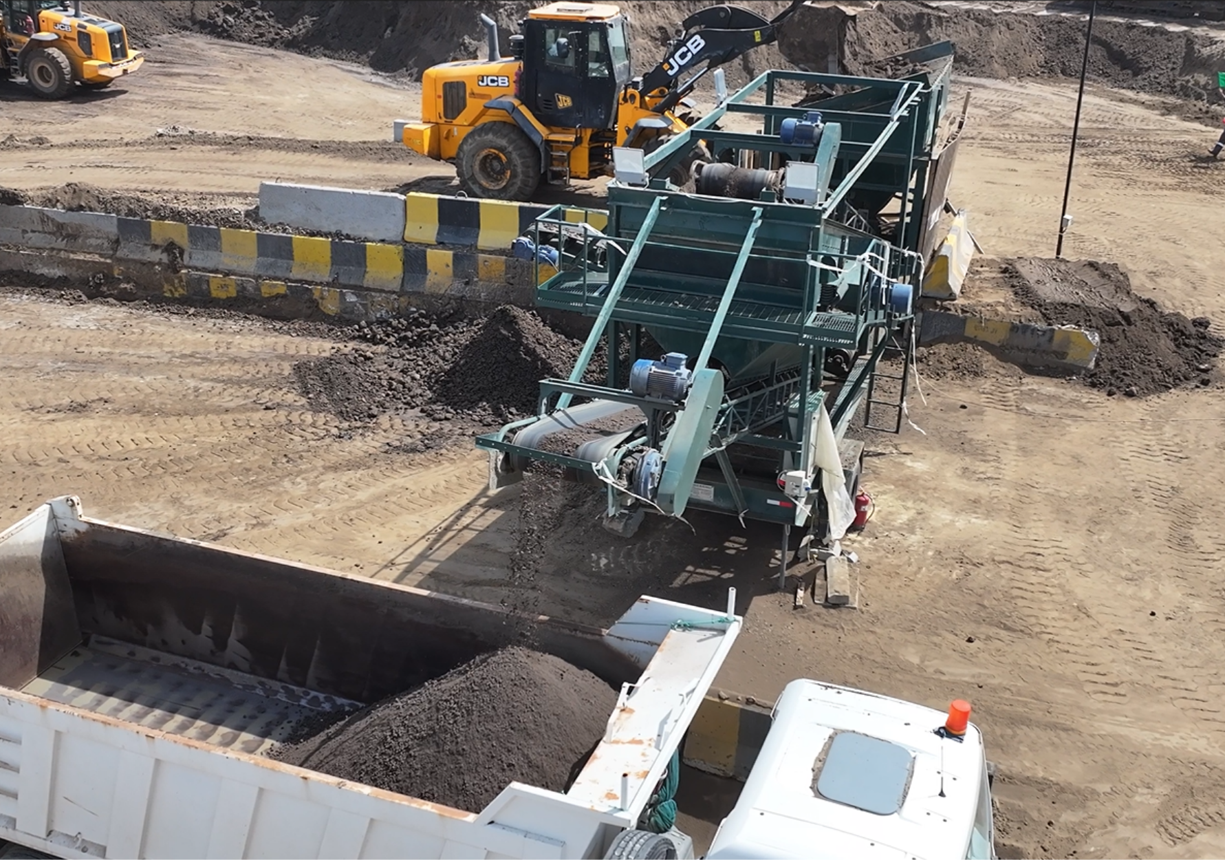 Dry Oil-Contaminated Material Screening — Double Deck Mobile Unit Image