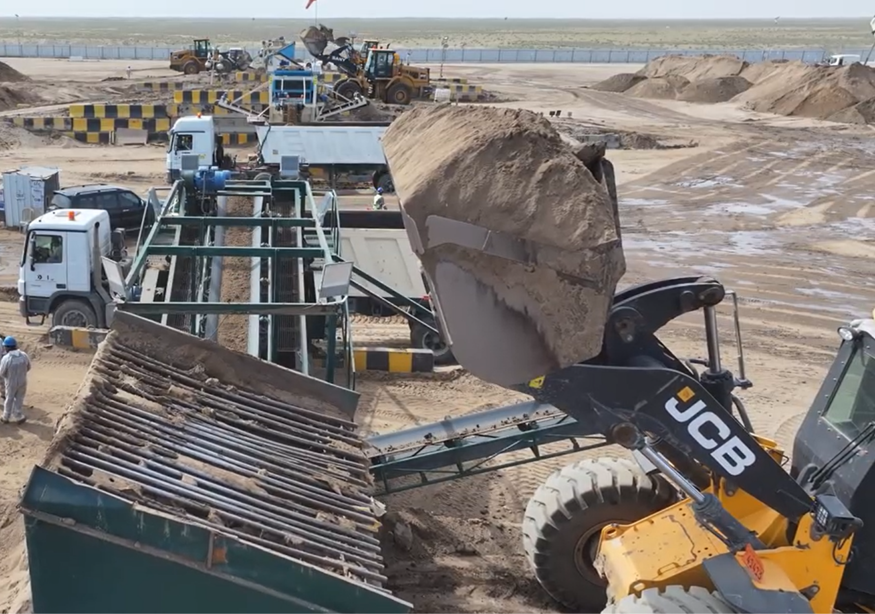 Double Deck Mobile Screening Unit — Input & Output Material Flow Image